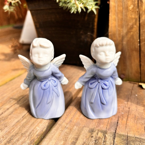 Vintage Kissing Angels - Blue & White Ceramic - Picture 2 of 7